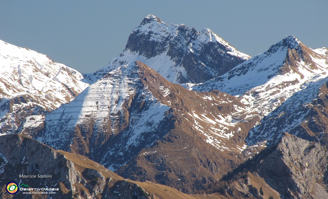 25 Zoom sul Pizzo dell'Orto, sullo sfondo il Monte Corte, sulla destra il Pizzo Orobie....JPG